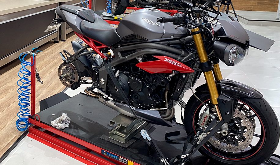 Motocicleta Triumph em manutenção